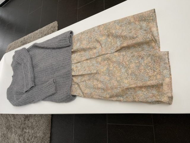 COS trui, grijs (S) & H&M jurk, pastelprint (S)